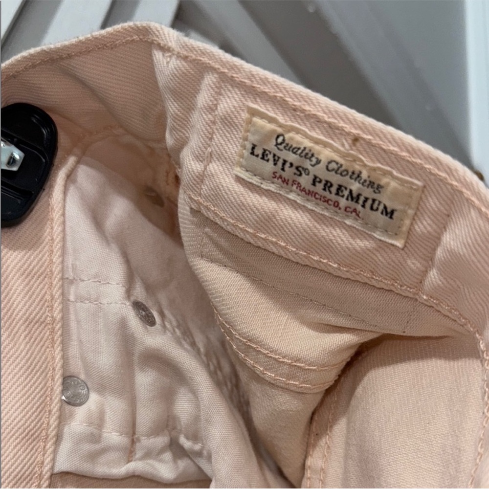 Levi's Women's Soft Peach  Cropped Jeans - Picture 8 of 8